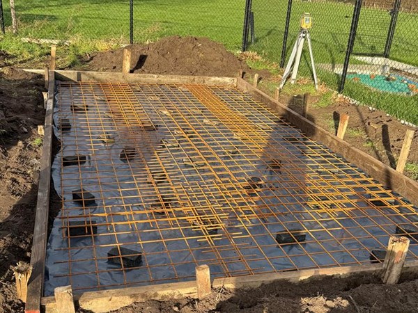 voorbereiding plateau tuinhuis met betonnetten in Eeklo, Zelzate, Ertvelde, Assenede, Bassevelde, Boekhoute, Evergem, Terneuzen, Sas van Gent, Sleidinge, Oosteeklo