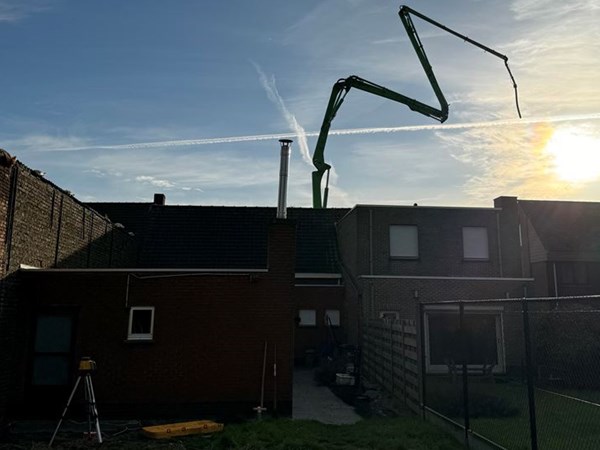 betonpomp over woning voor plateau tuinhuis in Eeklo, Zelzate, Ertvelde, Assenede, Bassevelde, Boekhoute, Evergem, Terneuzen, Sas van Gent, Sleidinge, Oosteeklo