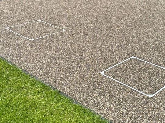 terras met uitgewerkte putdeksels in waterdoorlatende verharding Vuba in Eeklo, Zelzate, Ertvelde, Assenede, Bassevelde, Boekhoute, Evergem, Terneuzen, Sas van Gent, Sleidinge, Oosteeklo